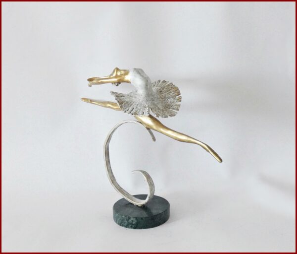 Ballerina in flight - immagine 2